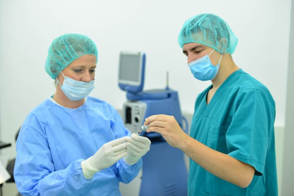 Davanje injekcije u oko