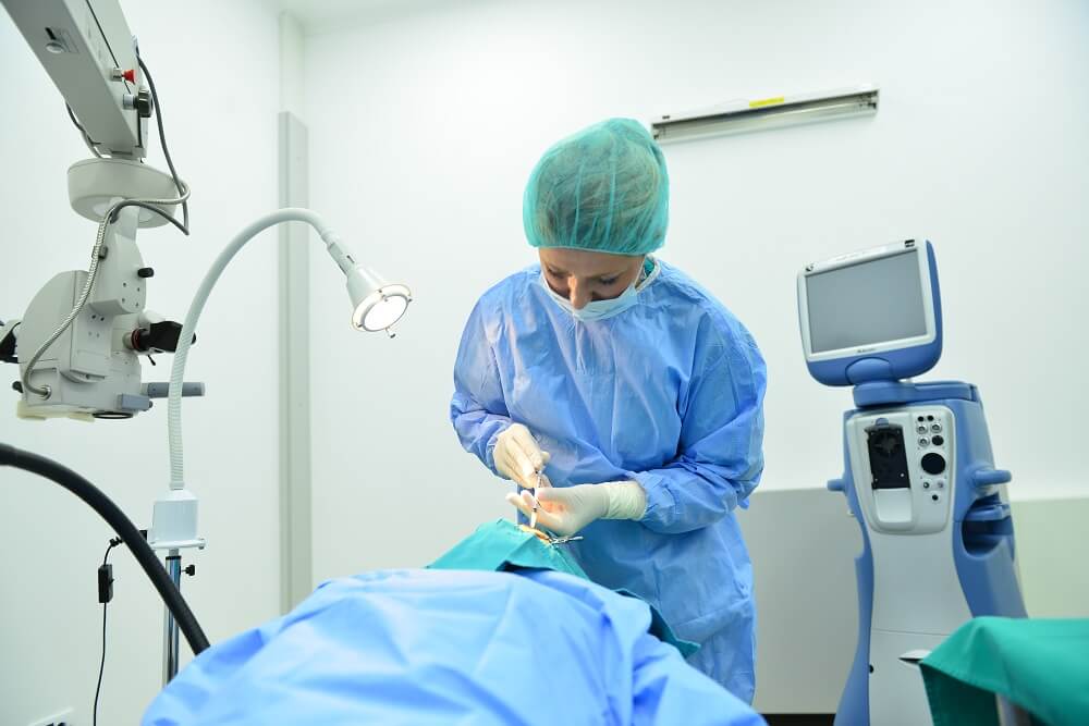 Davanje injekcije u oko